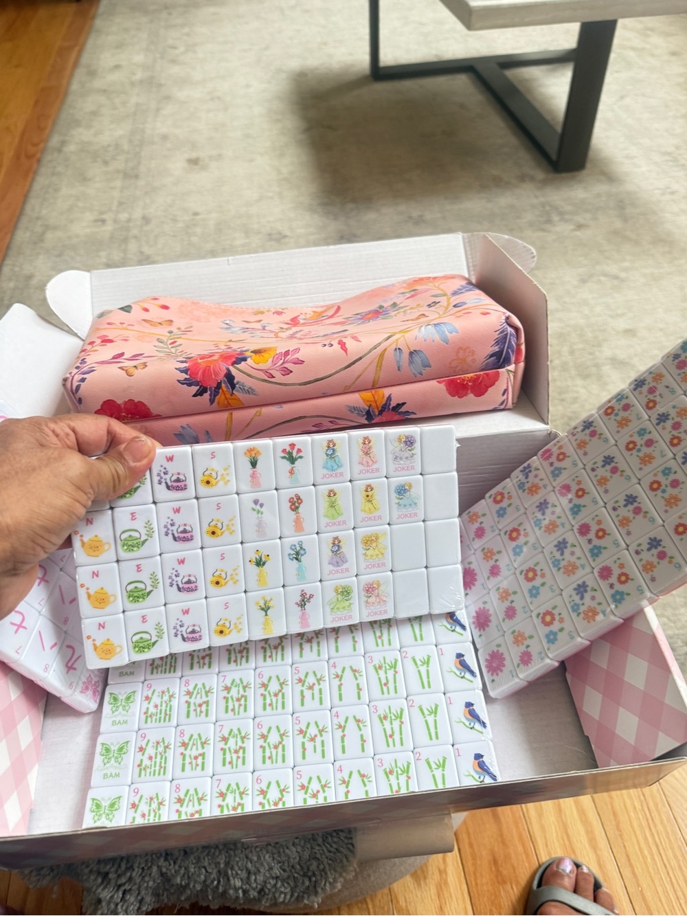 This complete American mahjong set includes 160 high-quality melamine tiles wit